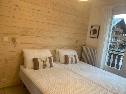 En eller flere senge i et værelse på Aravis Sports 29