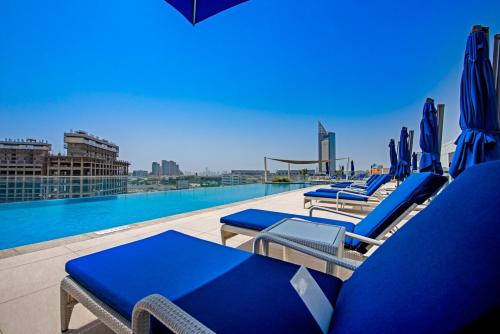 Luxury 2BHK Sea & Palm Views 20th Floor Tram line