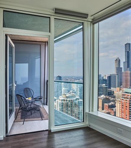 a balcony with a chair and a view of the city at Lux Apts with Lake Views and Top Amenities in Chicago
