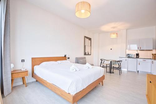 a bedroom with a large bed and a kitchen at Lindo apartamento Porto - Gaia in Vila Nova de Gaia