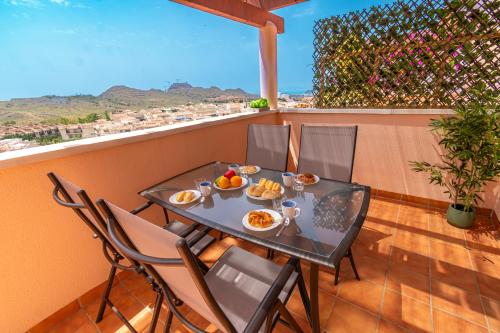 Amplia terraza, hermosa vista al mar, piscina - By Aloha Palma