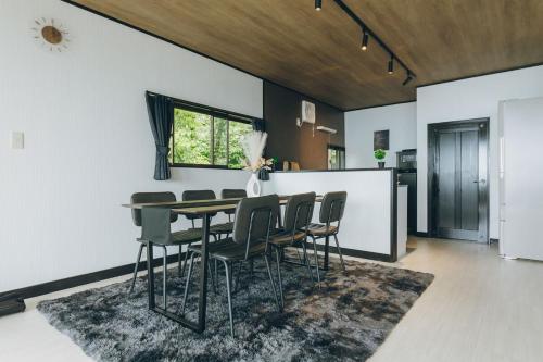 a dining room and kitchen with a table and chairs at ItsumoYuki in Atami