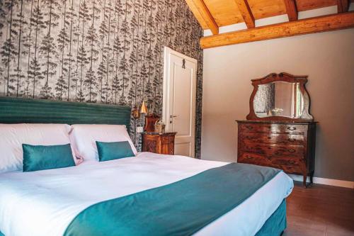 a bedroom with a large bed and a mirror at Casetta del Rio in Stresa
