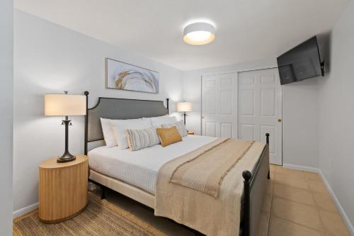 a bedroom with a bed and a television in it at Summer Lovin in Bailey Hall