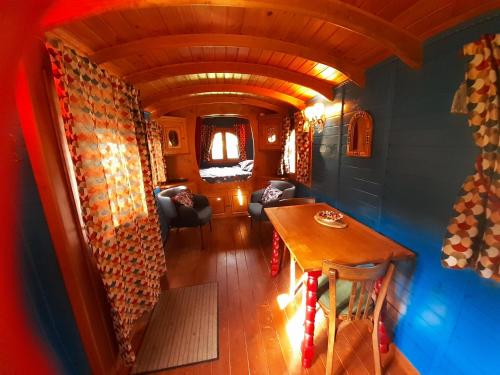 salon ze stołem w pokoju kolejowym w obiekcie Roulotte appartement Cosy w mieście Brennes