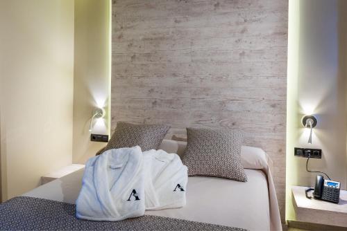 a bedroom with a bed with towels on it at Hotel Spa Elia in Alcalá del Júcar