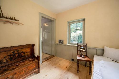 a bedroom with a bed and a table and a window at Eggwald in Wassen