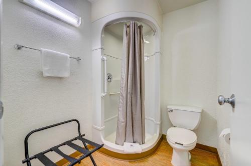 Un baño de Motel 6 Thornton