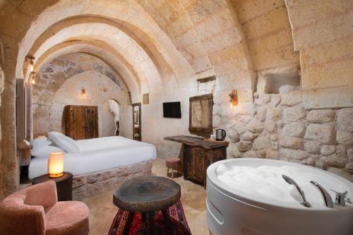 Elysium Cave Hotel & Spaにあるベッド