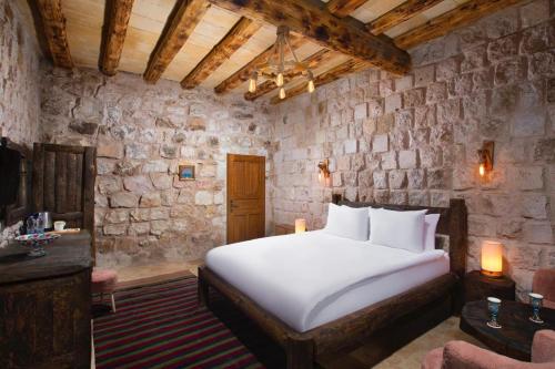 Elysium Cave Hotel & Spaにあるベッド