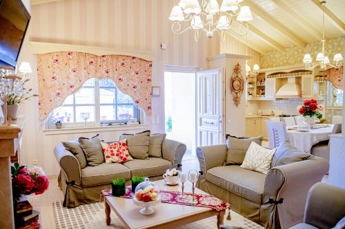 KallíthironにあるRita's Cozy Country Homeのソファ2つとテーブルのあるリビングルーム