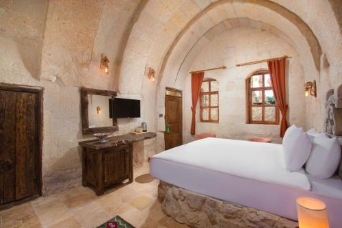 Elysium Cave Hotel & Spaにあるベッド