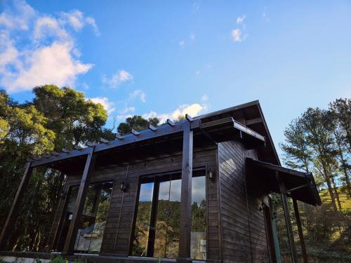a building with a roof on top of it at Rio Acima Perfect Housing Rancho Queimado in Rancho Queimado