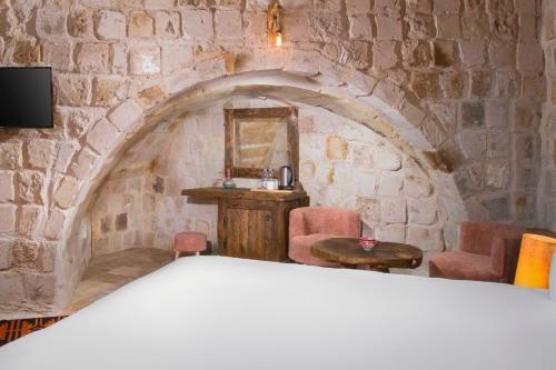 Elysium Cave Hotel & Spaにあるベッド