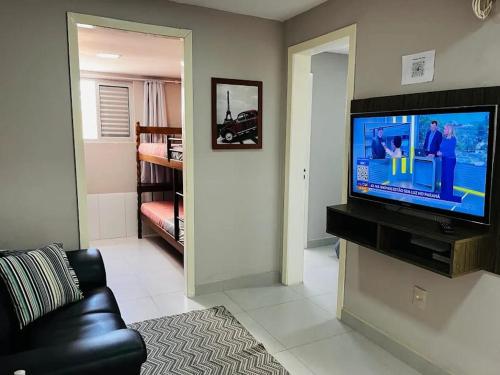 Una televisión o centro de entretenimiento en Pousada Solar das Ondas
