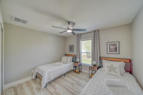 Un dormitorio con dos camas y un ventilador de techo. en Luxury Stay by Kathy NEW POOL, en Cabo Coral