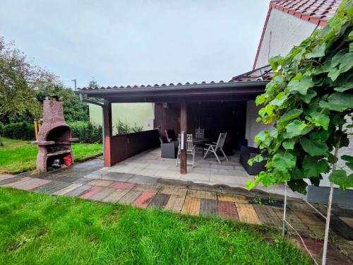 a backyard with a patio with an outdoor oven at Schaefer Apartments - Residence Gardenview in Mühlheim