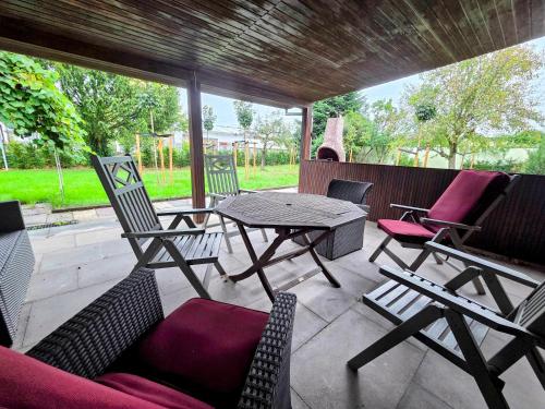 a patio with chairs and a table and a table and chairs at Schaefer Apartments - Residence Gardenview in Mühlheim