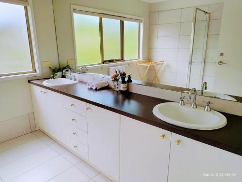 Η κουζίνα ή μικρή κουζίνα στο Romantic lakehouse at Glen Waverley