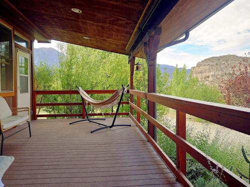 Rõdu või terrass majutusasutuses Two Homes Private Gate to Canyons of the Ancients Near Mesa Verde National Park