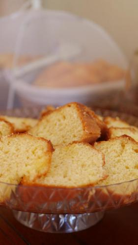 a glass bowl filled with bread sitting on a table at Villa Recanto do Mar - Icaraizinho de Amontada in Amontada