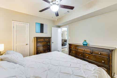 ein Schlafzimmer mit Bett und Deckenventilator in der Unterkunft 2 Mi to Dtwn Monroe near Wingate Cozy Apt with Patio in Monroe