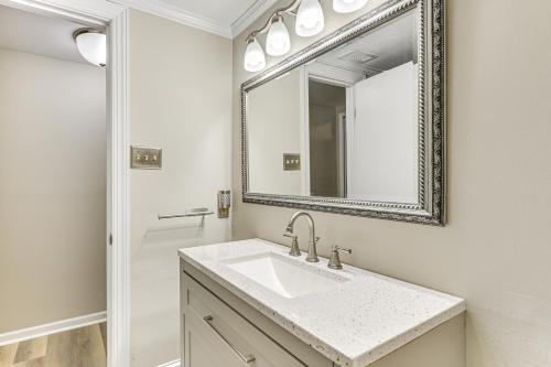 ein Badezimmer mit Waschbecken und Spiegel in der Unterkunft 2 Mi to Dtwn Monroe near Wingate Cozy Apt with Patio in Monroe