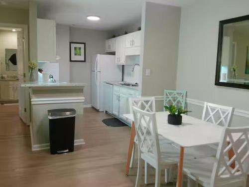 Eine Küche mit weißem Tisch, Stühlen und einer Theke in der Unterkunft Studio 415 Spring Lake - Fayetteville near Fort Bragg - Ground Level Studio with Self Check-in - Perfect for short or long-term stays in Spring Lake