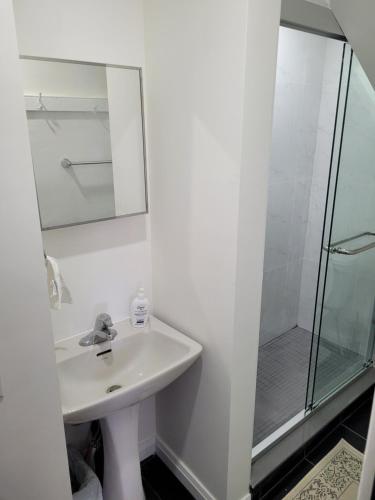 Un baño de The Gathering Spot - Soccer and Cricket Ground