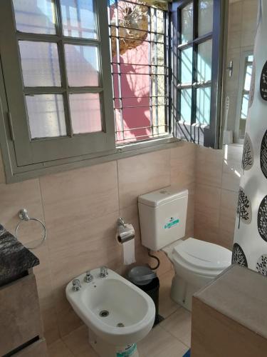 ein Badezimmer mit Toilette und Waschbecken in der Unterkunft Casa Zárate in Cordoba