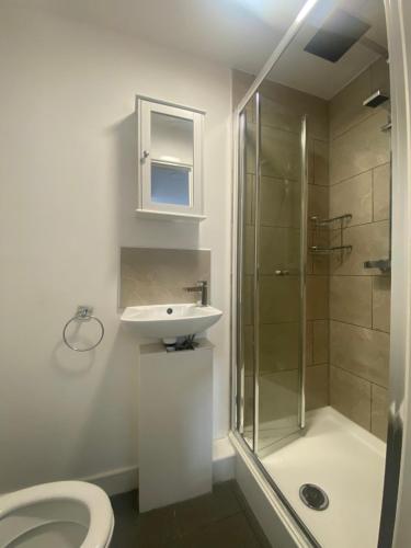 Marston Greenにあるen-suite room by Airport and NECのシャワー、洗面台、トイレ付きのバスルーム