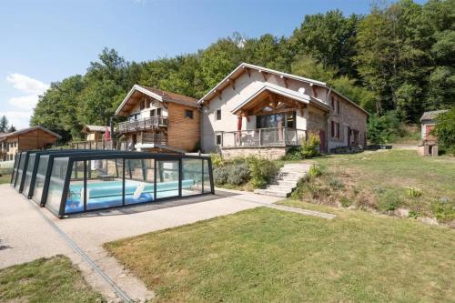 una casa con piscina en una casa de cristal en Piscine Jacuzzi Sauna 4 étoiles, en Uzemain