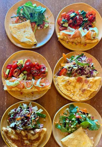 een groep borden met voedsel op een tafel bij Room 12 in Boekarest