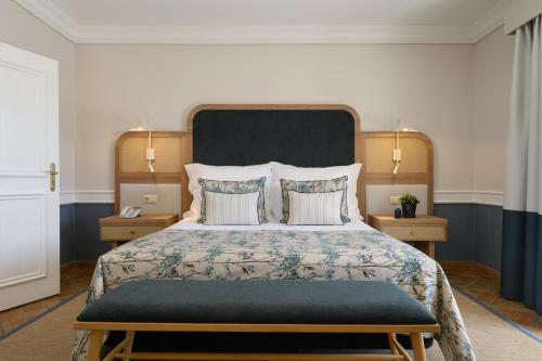 a bedroom with a large bed and two pillows at M'AR De AR Muralhas in Évora