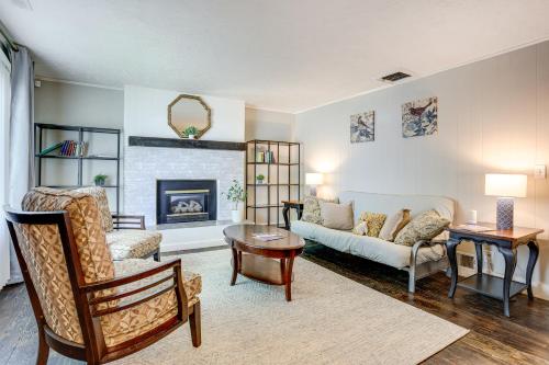 Apt 3 Mi to Dtwn Ogden! Pet-Friendly Backyardにあるシーティングエリア