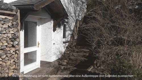 un escalier menant à un bâtiment avec une fenêtre dans l'établissement Ferienwohnung Pentagono, à Engelskirchen