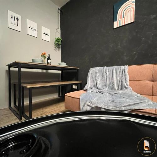Ruang duduk di Industrial Chic with Pool, Netflix, and Games in Las Pinas