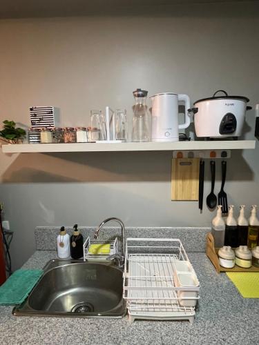 Dapur atau dapur kecil di Industrial Chic with Pool, Netflix, and Games in Las Pinas