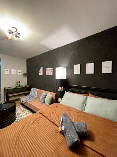 Katil atau katil-katil dalam bilik di Industrial Chic with Pool, Netflix, and Games in Las Pinas