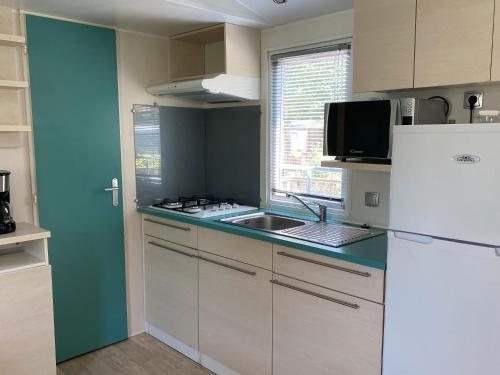 Η κουζίνα ή μικρή κουζίνα στο Mobilhome climatisé 3 chambres