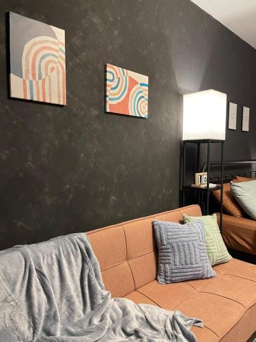 Ruang duduk di Industrial Chic with Pool, Netflix, and Games in Las Pinas
