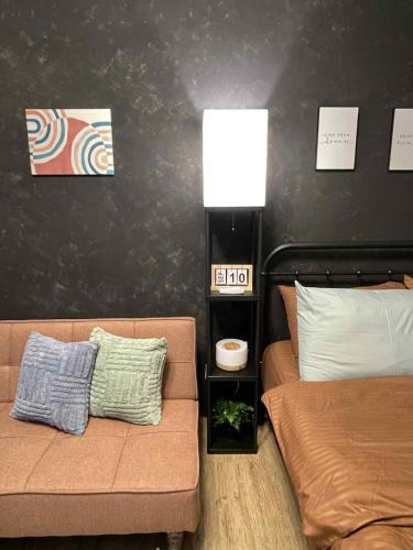 Ruang duduk di Industrial Chic with Pool, Netflix, and Games in Las Pinas