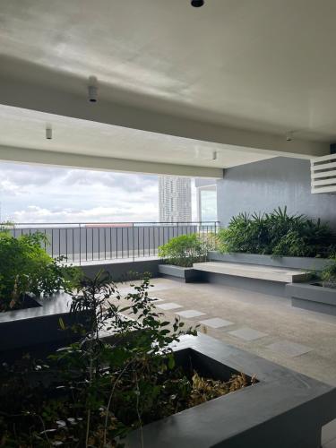 Taman di luar Industrial Chic with Pool, Netflix, and Games in Las Pinas