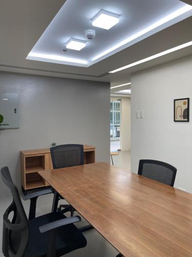 Kawasan bisnes dan/atau bilik persidangan di Industrial Chic with Pool, Netflix, and Games in Las Pinas