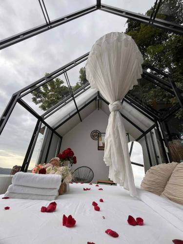 Ένα ή περισσότερα κρεβάτια σε δωμάτιο στο Dandelion Cabin