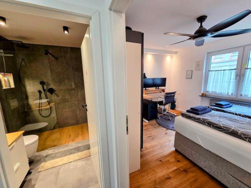 a bedroom with a bed and a desk in a room at Design-Wohnung im Zentrum mit Balkon und Parkplatz in Offenbach
