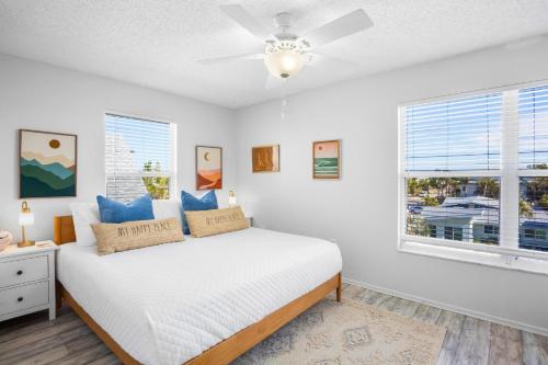 Postel nebo postele na pokoji v ubytování Kismet by the Sea