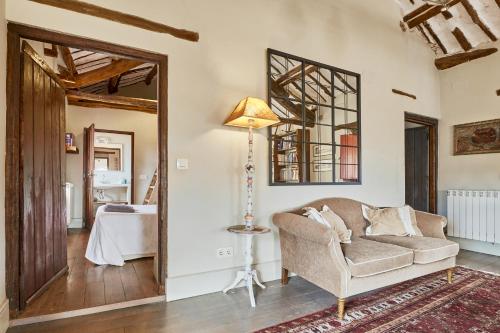 a living room with a couch and a mirror at La Madrigata al completo in Revilla de Cepeda