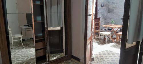 una puerta abierta a una habitación con mesa y sillas en Atardecer en el Río, en Colonia del Sacramento