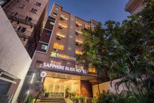 ハイデラバードにあるTreebo Sapphire Blissのサファイアブリスホテルの看板がある建物